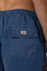 Short de baño de corte clásico con cintura elástica y cordón ajustable. Presenta un acabado efecto lavado vintage, bolsillos laterales y un pequeño logo bordado en la parte inferior.