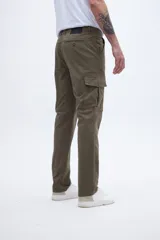 Pantalón cargo color marrón con bolsillos laterales y bolsillo cargo con solapa y botones.
