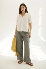 Pantalón de lino azul con finas rayas verticales color beige, corte palazzo y cintura alta.