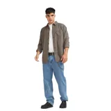 Camisa de manga larga Quiksilver con estampado de cuadros pequeños en tonos marrones y beige, cuenta con un bolsillo frontal en el pecho con logo bordado.