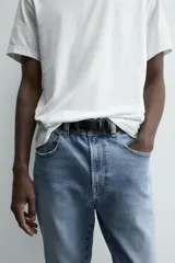 Jeans skinny cropped fit de corte ajustado y tiro medio, con diseño de cinco bolsillos y efecto lavado.