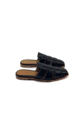 Sandalias plateadas de cuero con diseño entretejido.