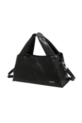 Cartera Trendy de cuero sintético color marrón camel, con doble asa corta de mano y correa larga ajustable y desmontable. Cuenta con costuras decorativas visibles y detalles de herrajes metálicos plateados con el logo de la marca en la parte frontal.