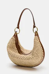 Bolso saca de formato multiposición con cuerpo de efecto trenzado y detalles en combinación de materiales. Cuenta con asa combinada con anillas metálicas, bolsillo interior con cremallera y cierre mediante cremallera metálica.