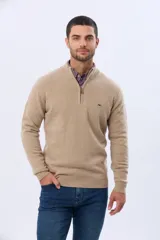 Buzo de tejido de lana con cuello alto y medio cierre metálico frontal. Presenta puños y ruedo acanalados, con logo bordado en el pecho.