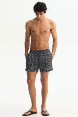 Short de baño azul marino con estampado geométrico abstracto en color blanco, cintura elástica con cordón ajustable y bolsillos laterales.
