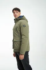Campera azul marino con capucha, cierre frontal con cremallera y bolsillos con cierre y solapa.