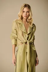 Pantalón de corte amplio y fluido en tono citrus, de silueta recta y diseño elegante con apliques bordados en los laterales.