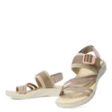 Sandalias deportivas Merrell modelo District 4 Backstrap, color beige y caqui. Presentan tiras cruzadas en el empeine, correa trasera ajustable con cierre de velcro y hebilla decorativa en tono rosado. Cuentan con plantilla de espuma EVA y suela ligera.