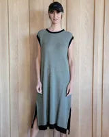 Vestido largo color lila, sin mangas, con cuello redondo y una gran estrella blanca estampada en la espalda. El cuello y el dobladillo inferior son de color beige.