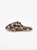 Pantuflas cerradas con estampado animal print tipo leopardo en tonos marrones y negros, con suela acolchada.