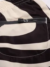 Short de baño negro con estampado abstracto en blanco y cintura elastizada.