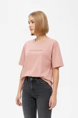 Remera negra de algodón con cuello redondo, manga corta y estampa frontal con texto en blanco.