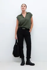Pantalón chino negro de corte recto, con bolsillos laterales y traseros.
