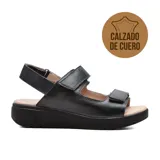 Sandalias de cuero color negro, con plataforma y ajuste con velcro.