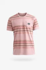 Remera color rosado con estampado de rayas y motivos geométricos en tonos marrones y rosados. Tiene un bolsillo en el pecho con un parche con la palabra "UNIFORM".
