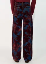 Pantalon de corte recto con estampado tipo tie-dye en tonos bordó y azul, confeccionado en tejido de textura aterciopelada con costuras a contratono.