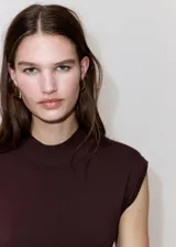 Vestido midi de punto color marrón oscuro, con cuello redondo y diseño sin mangas con hombros ligeramente caídos, de corte recto y holgado.