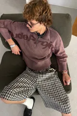 Su&eacute;ter de punto Nude Project, modelo Beast Quarter, color marr&oacute;n con efecto lavado y detalles desgastados en los pu&ntilde;os y la cintura. Cuenta con dise&ntilde;o half-zip, cuello polo y el logo de la marca estampado en el frente y las mangas.