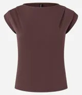 Top ajustado color rojo, con cuello redondo y mangas cortas tipo hombreras o almohadillas. El tejido parece ser de punto o viscosa con buena caída y presenta un fruncido horizontal a la altura de la cintura.