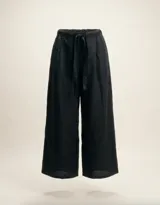 Pantalón de lino negro con calce relajado, pierna amplia y cintura elastizada con lazo ajustable.
