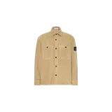Sobrecamisa Stone Island de pana color beige, con cierre frontal de botones negros, dos bolsillos en el pecho con solapa y el parche distintivo de la marca en la manga izquierda.