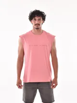 Musculosa color salmón con cuello redondo y corte oversize.