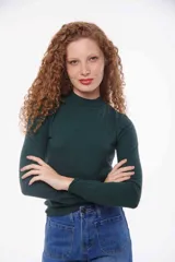 Polera de punto color verde esmeralda, de cuello alto y manga larga.