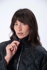 Campera negra de abrigo capitoneada con cierre frontal y cuello alto.