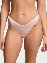 Tanga de tiro bajo color rosado, con diseño de corte alto en las piernas y sin cobertura en la espalda.