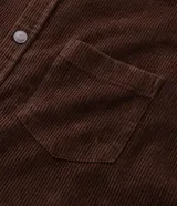 Camisa de terciopelo cotelé color negro, de corte clásico con cuello solapa, manga larga, cierre frontal de botones y un bolsillo aplicado en el pecho.