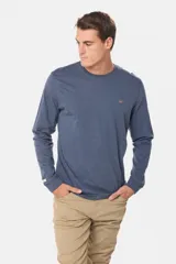 Remera manga larga lisa, color gris claro, con cuello redondo y logo bordado en el pecho.