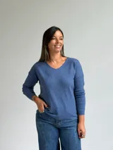 Sweater de punto color azul, con escote en V, manga larga y diseño de calce holgado.