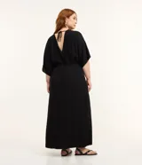 Vestido midi negro de jacquard con textura, escote en V, mangas cortas holgadas y cordón ajustable con lazo en la cintura.
