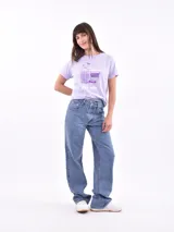 Remera lila con estampado frontal con la frase "Gracias por nada".