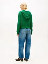 Buzo con capucha de Tommy Hilfiger, confeccionado en tejido de punto cableado color verde. Presenta cierre frontal de cremallera, mangas largas con puños acanalados y logo script bordado en la parte inferior.