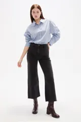 Pantalón de jean de corte ancho y tiro alto, con diseño de pierna recta y acabado en color gris oscuro.