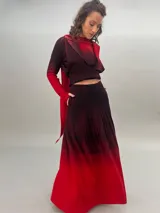 Falda larga de crepe de lana, teñida con degradado de bordó oscuro a rojo. Presenta bolsillos laterales y tablas.
