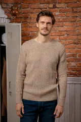 Sweater de punto morley color beige melange, con cuello redondo a la base y mangas largas.