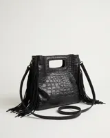 Cartera de cuero vacuno negro con textura grabada tipo cocodrilo, flecos laterales de gamuza, doble asa rígida integrada y correa larga desmontable.