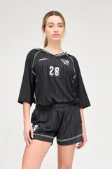 Camiseta de fútbol negra con rayas verticales finas blancas, cuello redondo con ribete blanco y número 28 estampado en el frente.