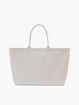 Bolso tipo tote bag de lona sin forro, con estampado animal print de serpiente y el logo de la marca ANINE BING en contraste en el frente. Cuenta con dos asas superiores para llevar al hombro.