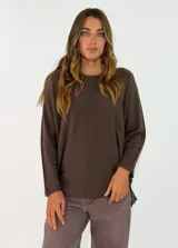 Sweater de punto color marrón, con cuello redondo, mangas largas y diseño holgado con tajos laterales.