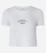 Remera corta deportiva blanca confeccionada en microfibra con textura perforada. Tiene cuello redondo, mangas cortas, tecnología Dry y estampa lettering 'Athletics New York City'.