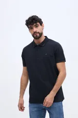 Chomba de piqué en color negro, de manga corta, con cuello y puños tejidos con líneas a contraste. Presenta cierre frontal parcial con botones y pequeño logo bordado en el pecho.
