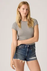 Remera de manga corta con estampado de cuadros vichy en tonos blanco y negro, de ajuste entallado y cuello redondo con detalle de borde festoneado.