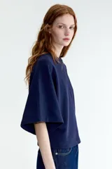 Remera oversized de felpa liviana color azul marino, con cuello redondo ribeteado y mangas anchas al codo.