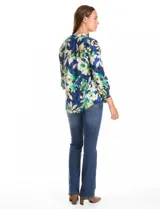 Blusa Ruby Rd de manga larga con puños elastizados, cuello a la base con escote en V y botones frontales. Presenta un diseño delantero plisado y un estampado floral en tonos azules, verdes y blancos.