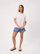 Remera manga corta de algodón color blanco, con calce holgado y gran estampado en la espalda de temática playera en tonos azules.