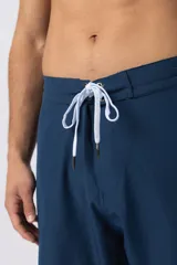 Short de baño color bordó con cordón de ajuste blanco en la cintura y pequeño parche con logo en el ruedo.